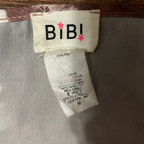 Dressy Bibi top. Great for work. Size medium - Picture 2 of 2